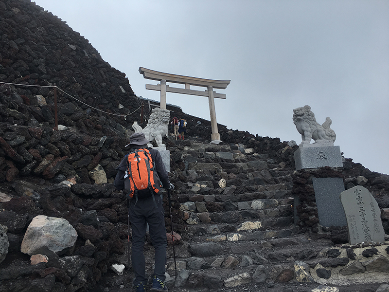 富士登山12_富士山頂目前の鳥居と狛犬