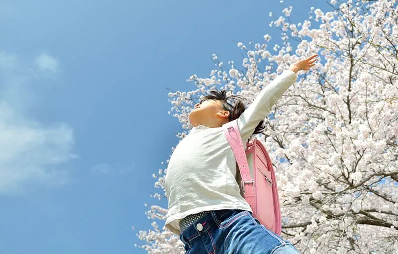 桜をバックに思い切りジャンプ！