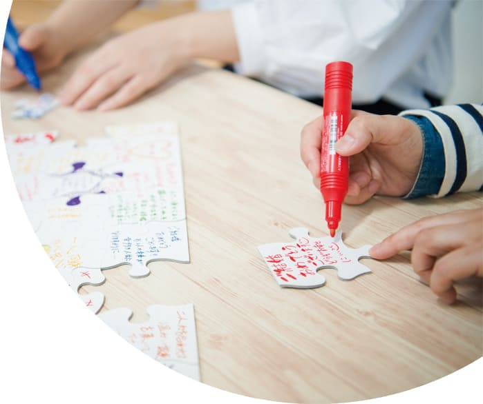 ピースのウラ面にマジックを使って寄せ書きができる！