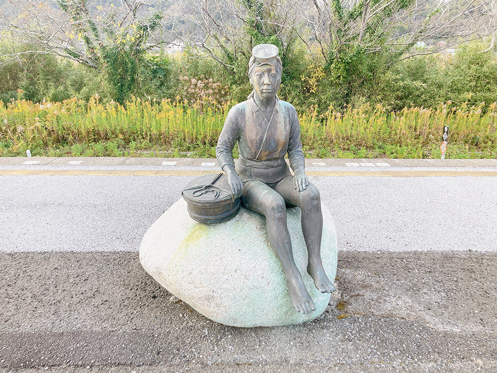 御宿駅のホームにある海女さん像
