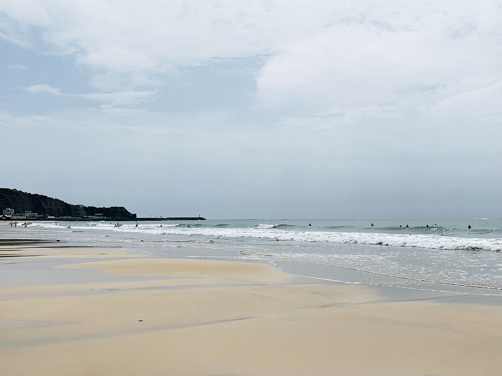 海水浴客とサーファーを、ロープで明確に区切る