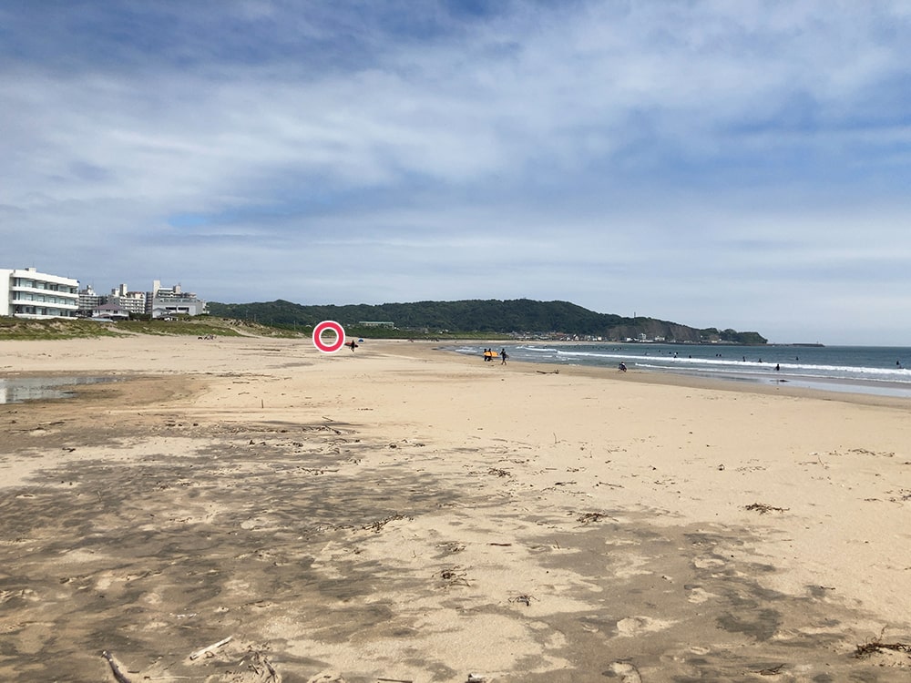 浜海水浴場から見た「ONJUKU」モニュメントの位置