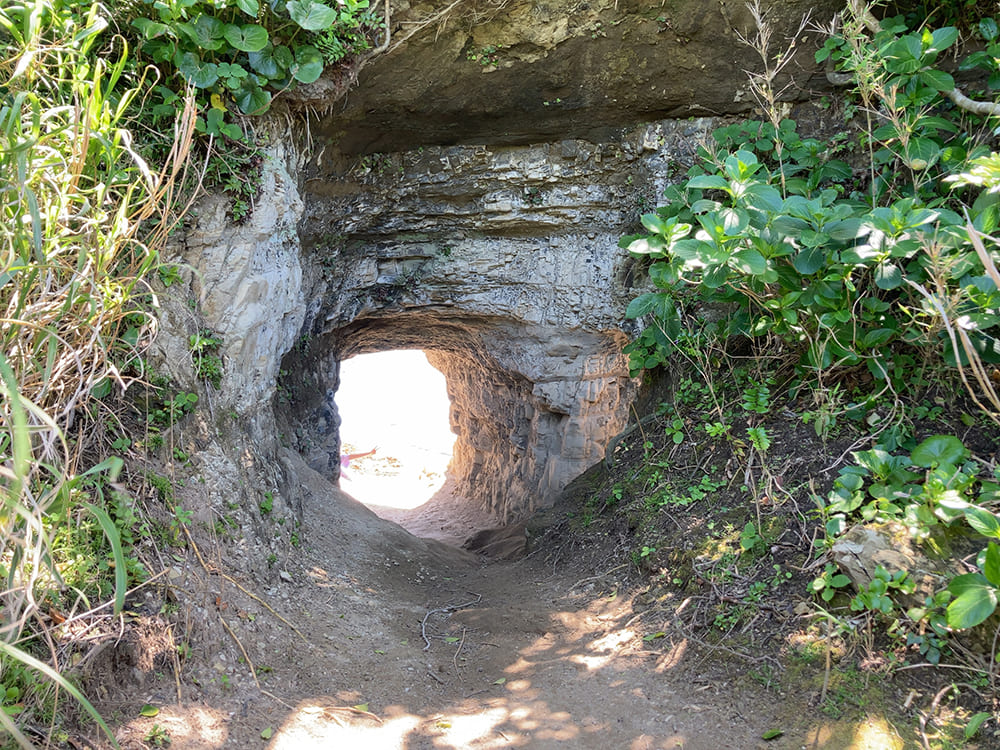 御宿町 小浦海岸 大きな岸壁に穴