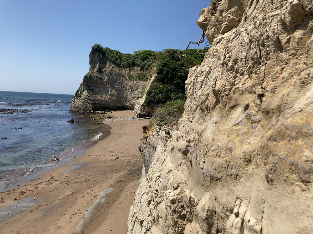 御宿町 小浦海岸 穴から右側を見たところ