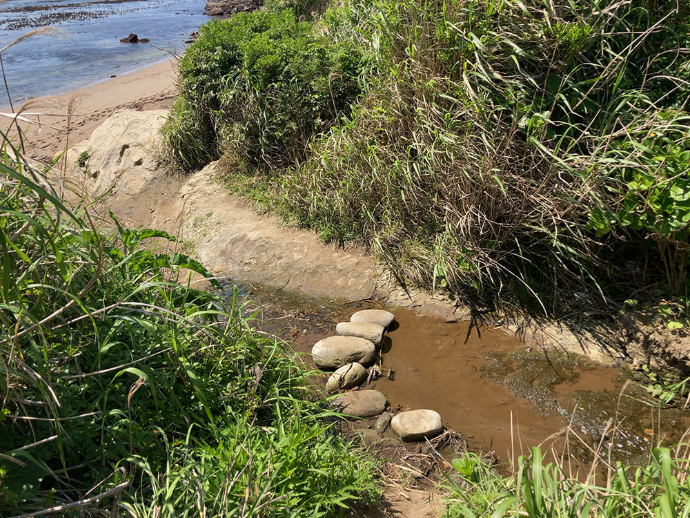 御宿町 小浦海岸 石が積まれた簡易的な橋
