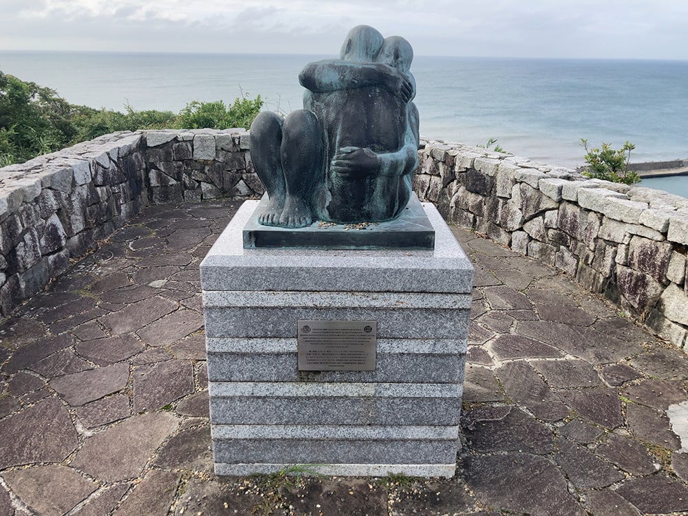メキシコ記念公園 抱擁の彫刻像