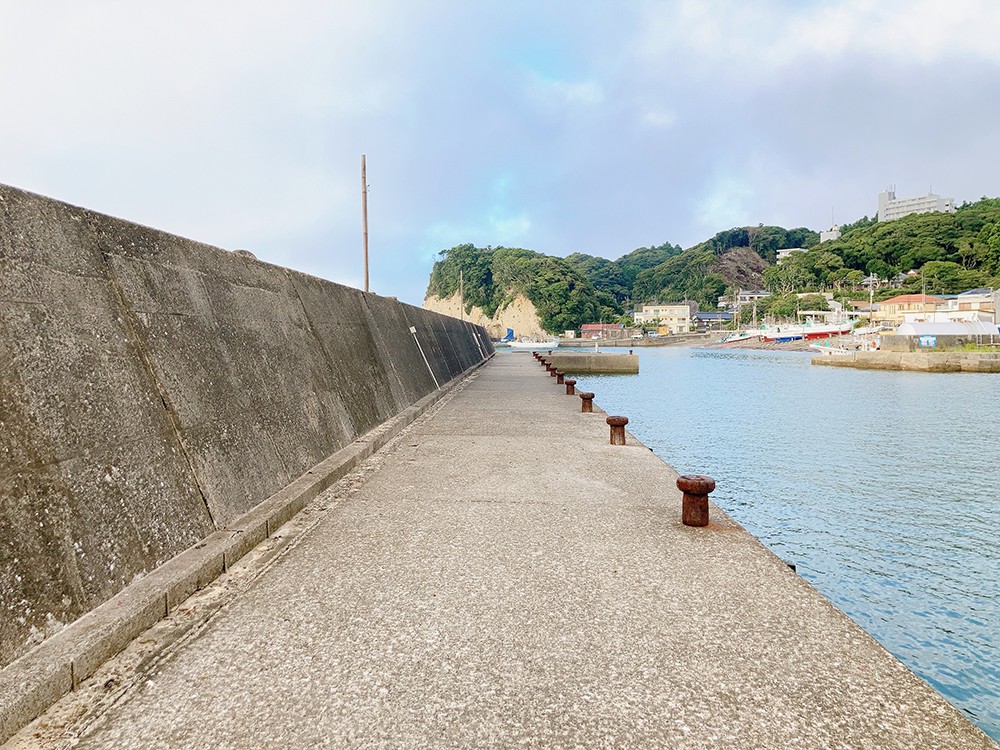 御宿漁港の細い道