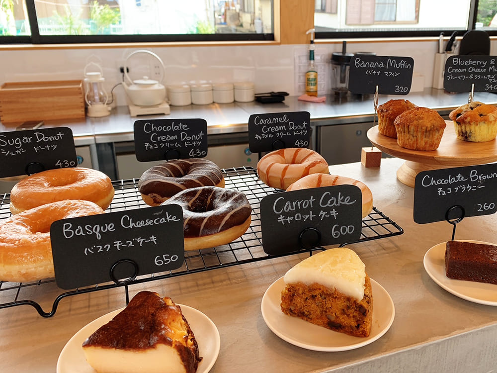 御宿町 DEAR MOM 店内ドーナツやケーキのディスプレイ