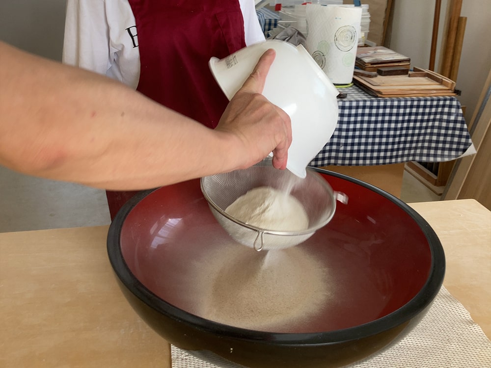 御宿町 喜和味 ふるいにかけながら、大きな丸いお皿へ