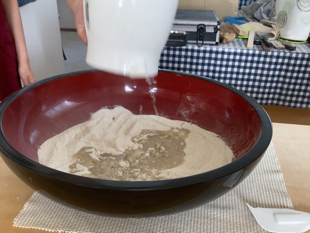 御宿町 喜和味 熱湯を流し込みます