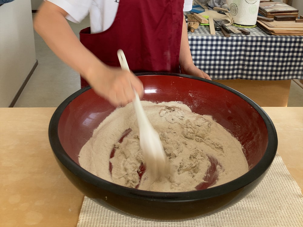 御宿町 喜和味 ヘラを使って手早く混ぜていきます