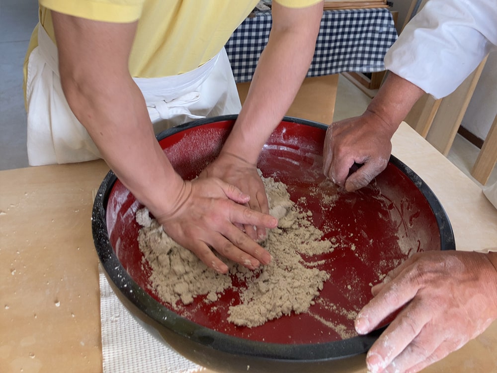 御宿町 喜和味 体重をかけて練っていきます