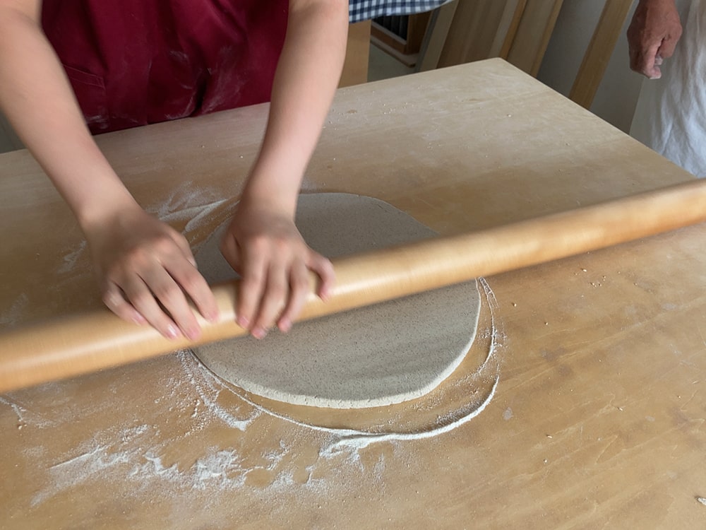 御宿町 喜和味 麺棒を使って、薄く薄く伸ばしていきます