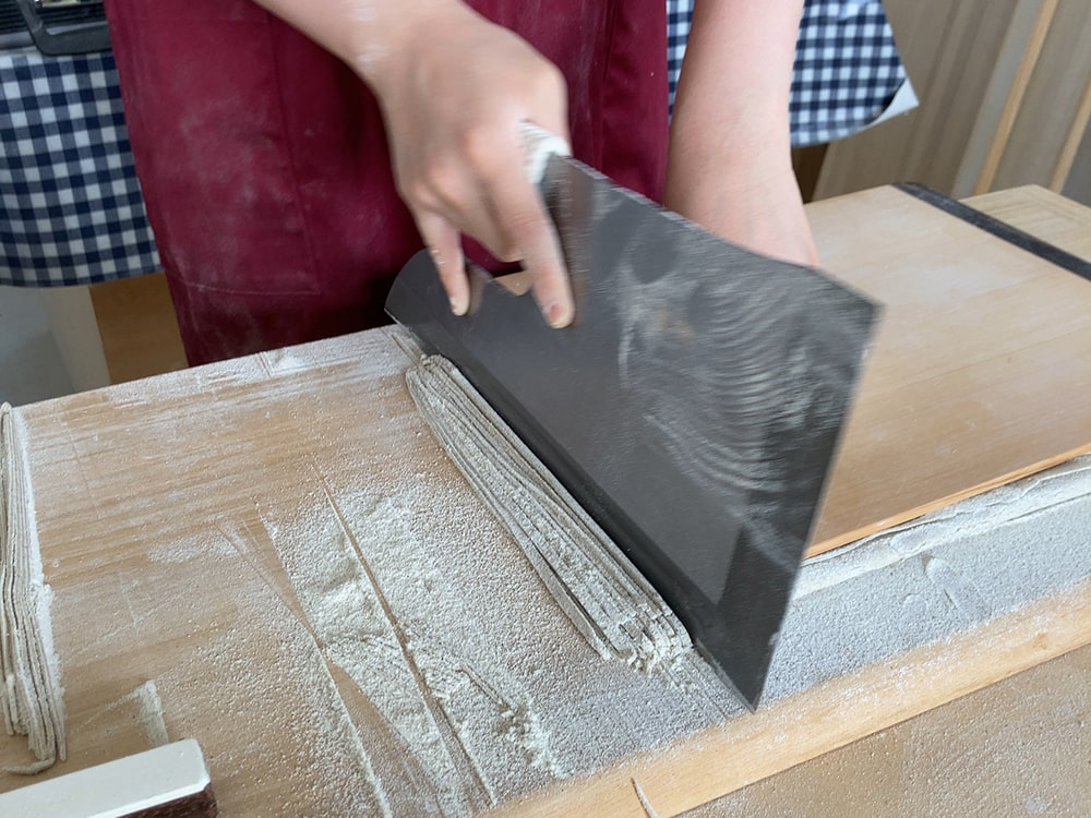 御宿町 喜和味 お蕎麦を切っていきます