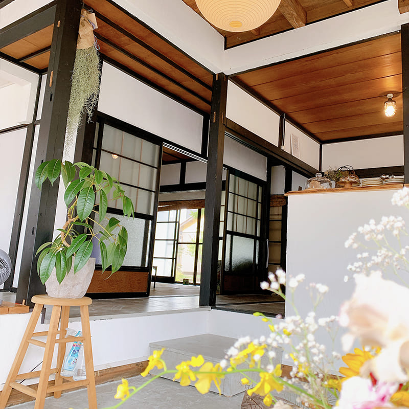 御宿町 KOHO 白壁と木目を活かした、落ち着く空間