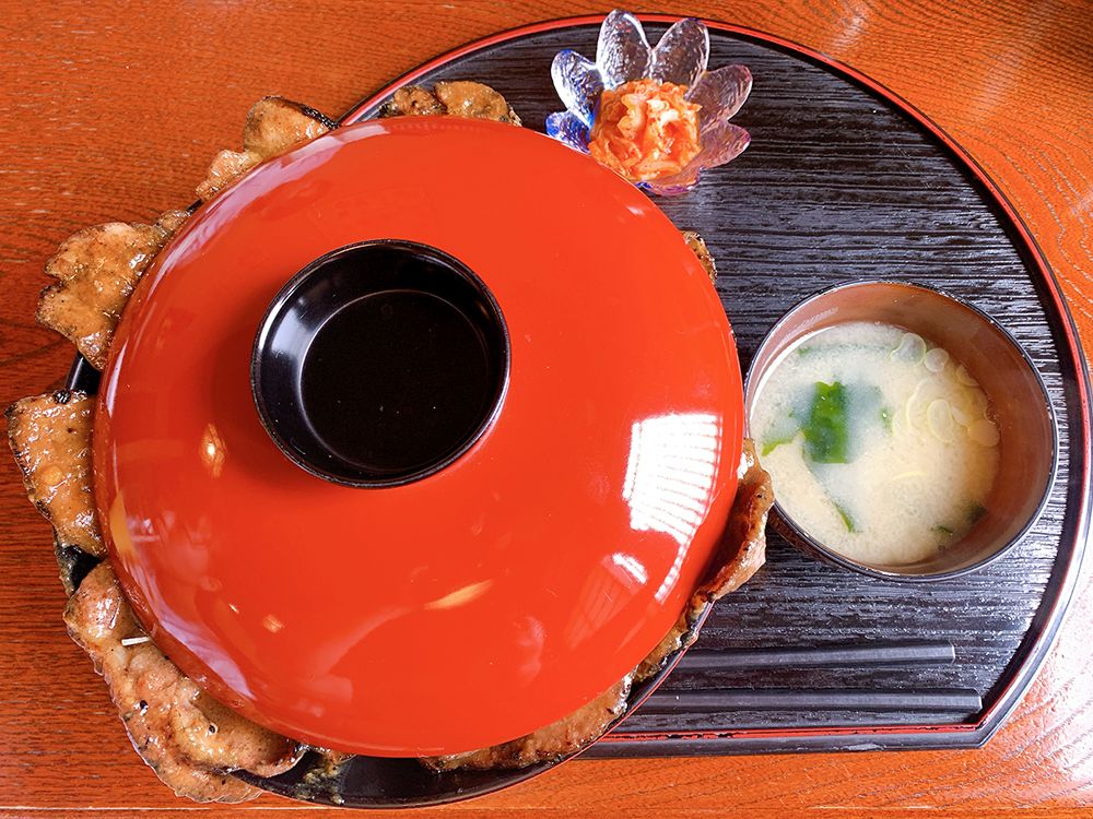 御宿町 ポルコ 丼には蓋が被せてあります