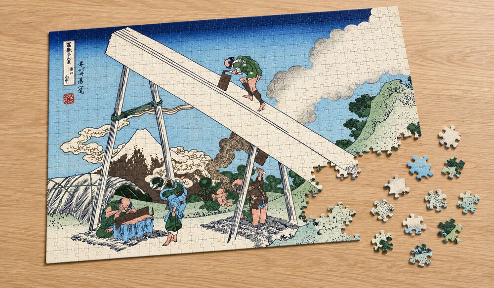 葛飾北斎「富嶽三十六景 遠江山中」の組み立て途中のジグソーパズルを卓上に置いたイメージ