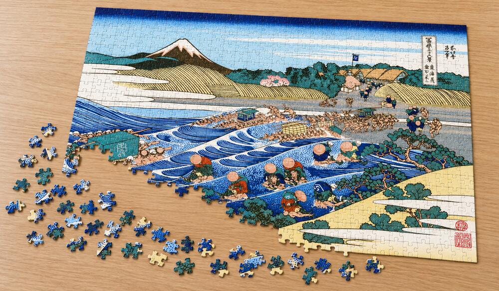 葛飾北斎「富嶽三十六景 東海道金谷ノ不二」の組み立て途中のジグソーパズルを卓上に置いたイメージ