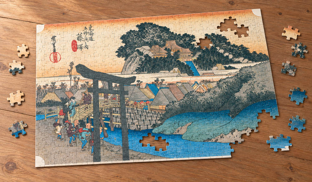 歌川広重「東海道五十三次 藤澤宿 遊行寺」を絵柄にした、組み立て途中のジグソーパズルのイメージ