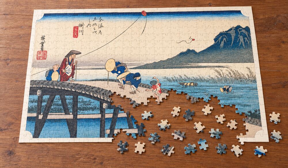 歌川広重「東海道五十三次 掛川宿 秋葉山遠望」を絵柄にした、組み立て途中のジグソーパズルのイメージ