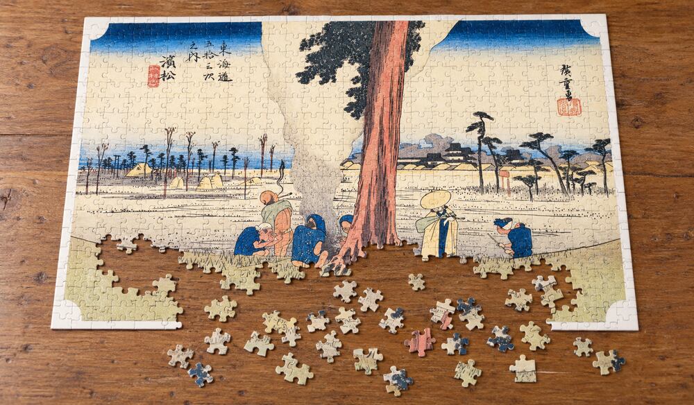 歌川広重「東海道五十三次 濱松宿 冬枯ノ図」を絵柄にした、組み立て途中のジグソーパズルのイメージ