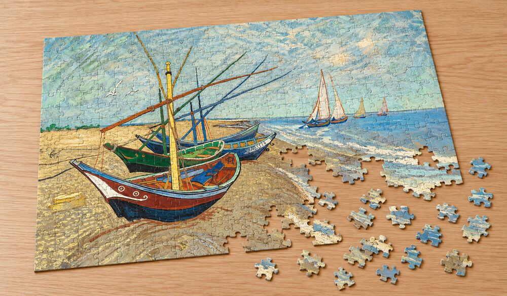 ゴッホ「サントマリーの浜辺の釣り舟」の組み立て途中を表したアートパズルのイメージ。浜に並ぶ赤・青・緑の船体を手がかりに楽しむ場面