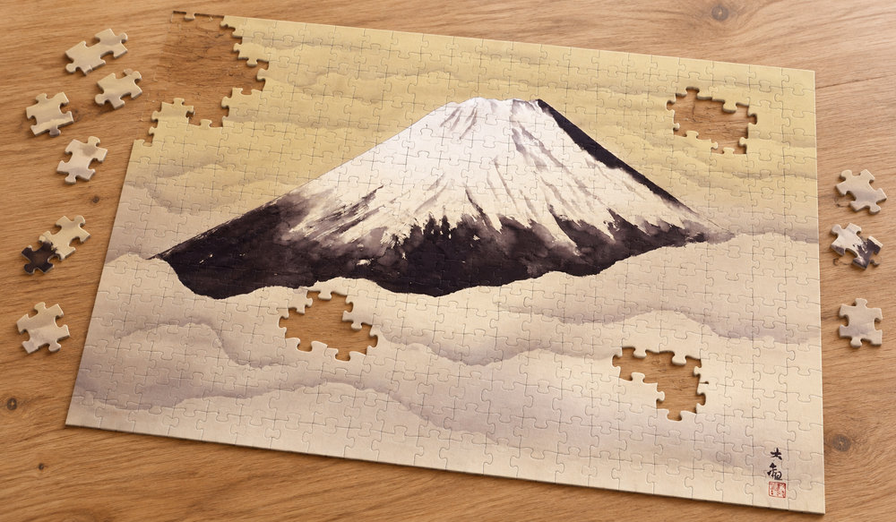 横山大観「心神」を絵柄にした、組み立て途中のジグソーパズルのイメージ