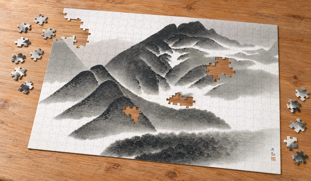 横山大観「朝嶺」を絵柄にした、組み立て途中のジグソーパズルのイメージ