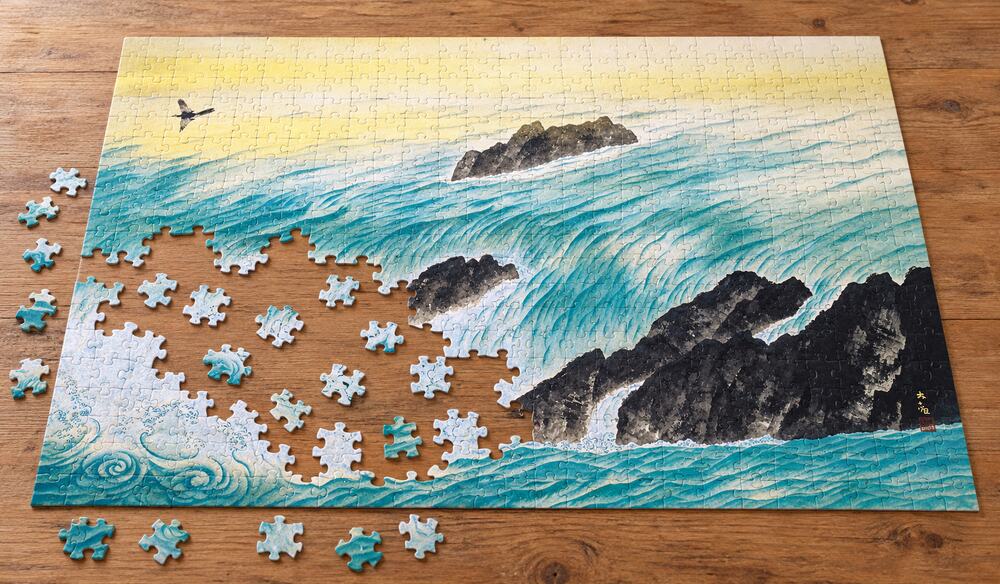 横山大観「流れ行く水」を絵柄にした、組み立て途中のジグソーパズルのイメージ