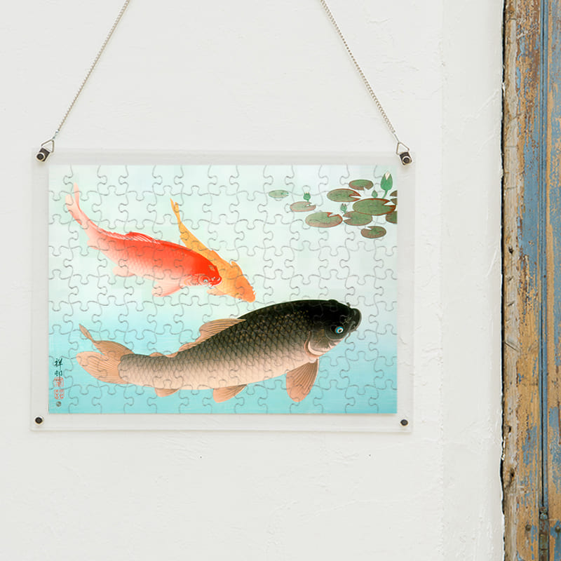 「緋鯉と鯉（小原古邨）」パズルをインテリアとして飾る