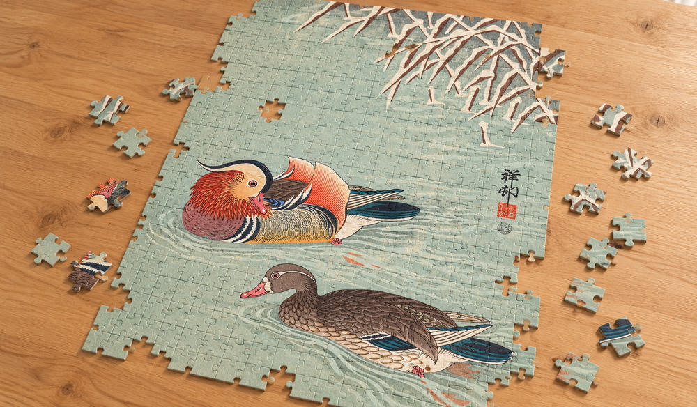 小原古邨「鴛鴦」を絵柄にした、組み立て途中のジグソーパズルのイメージ
