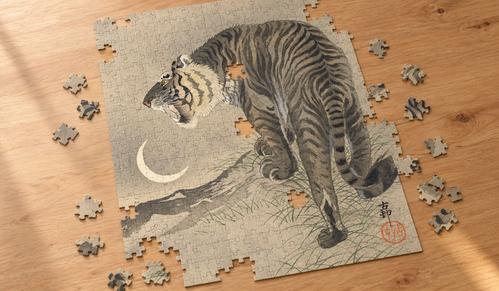 小原古邨「咆哮の虎」を絵柄にした、組み立て途中のジグソーパズルのイメージ
