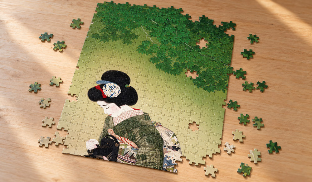 北野恒富「戯れ」を絵柄にした、組み立て途中のジグソーパズルのイメージ