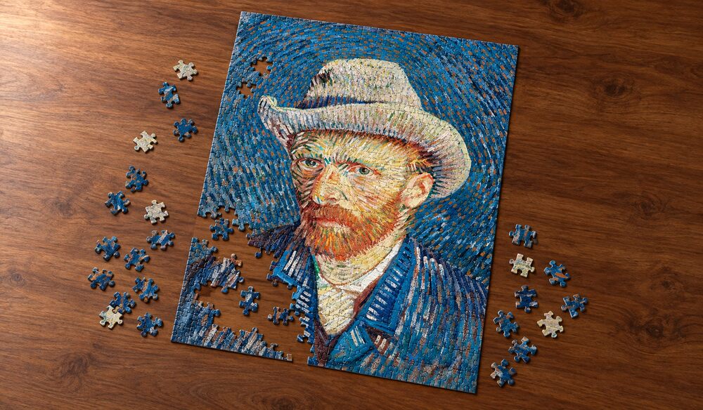 ゴッホ「自画像-灰色のフェルト帽をかぶったもの」の組み立て途中を表したアートパズルのイメージ。灰色の帽子と赤みのある髭を手がかりに楽しむ場面
