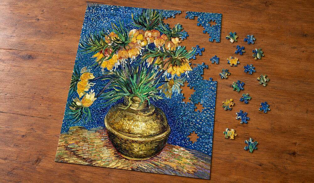 ゴッホ「銅の花瓶のフリチラリア」の組み立て途中を表したアートパズルのイメージ。黄橙色の下向きの花と細長い緑の葉を手がかりに楽しむ場面