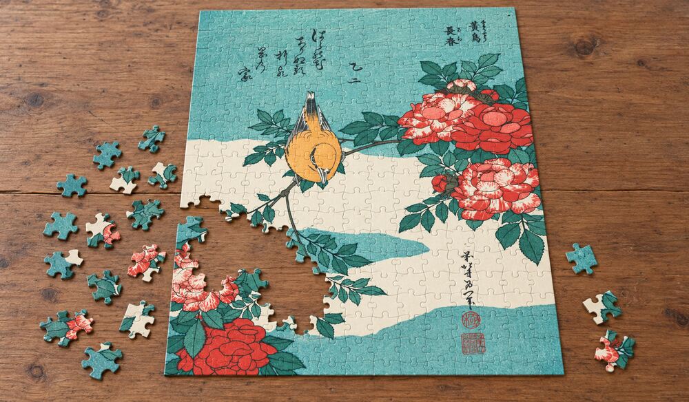 葛飾北斎「黄鳥・長春」を絵柄にした、組み立て途中のジグソーパズルのイメージ