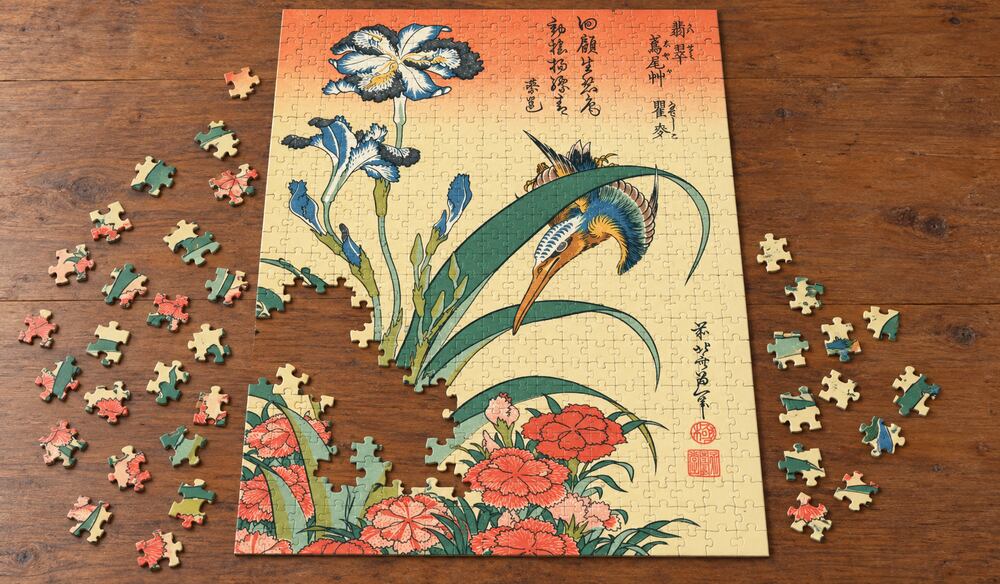 葛飾北斎「翡翠･鳶尾艸･瞿麦」を絵柄にした、組み立て途中のジグソーパズルのイメージ