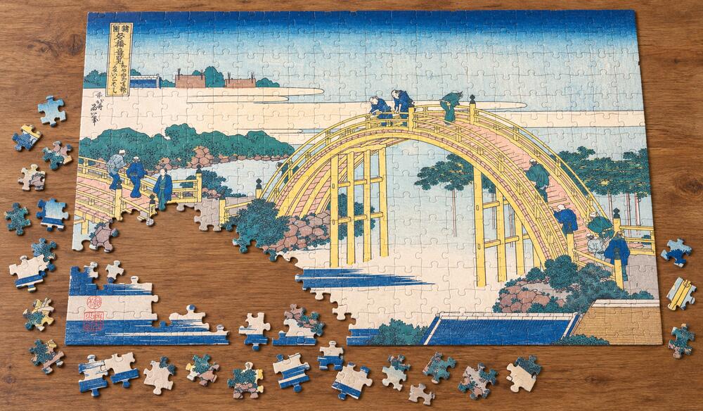 葛飾北斎「諸国名橋奇覧 かめゐど天神 たいこばし」を絵柄にした、組み立て途中のジグソーパズルのイメージ
