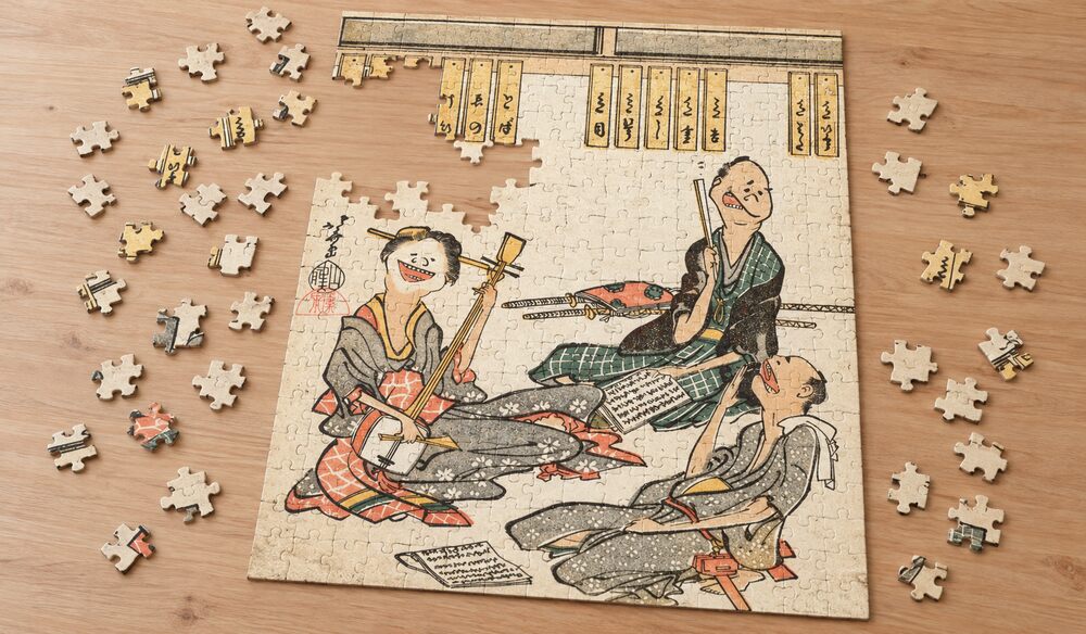 葛飾北斎「鳥羽絵集会 お稽古」を絵柄にした、組み立て途中のジグソーパズルのイメージ