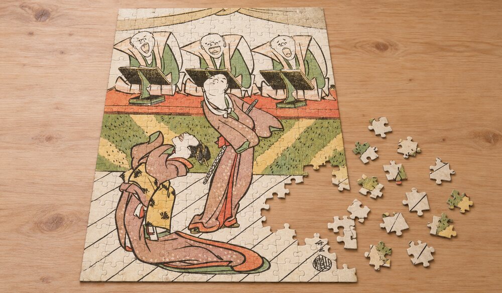 葛飾北斎「鳥羽絵集会 出語」を絵柄にした、組み立て途中のジグソーパズルのイメージ