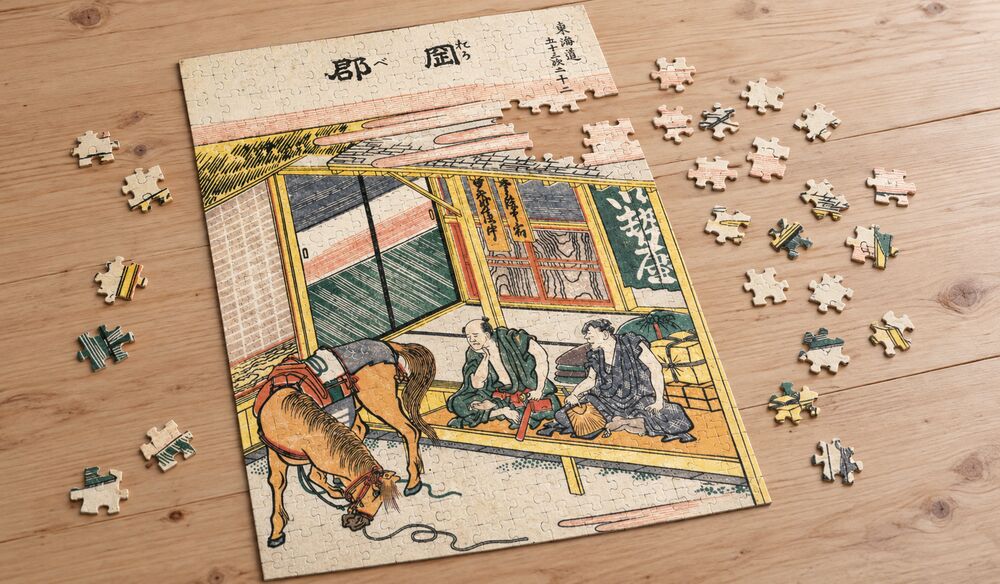 葛飾北斎「東海道五十三次 岡部」を絵柄にした、組み立て途中のジグソーパズルのイメージ