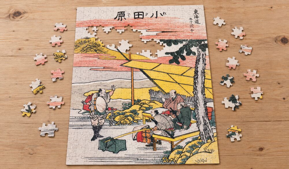 葛飾北斎「東海道五十三次 小田原」を絵柄にした、組み立て途中のジグソーパズルのイメージ