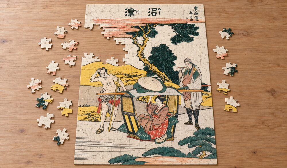 葛飾北斎「東海道五十三次 沼津」を絵柄にした、組み立て途中のジグソーパズルのイメージ