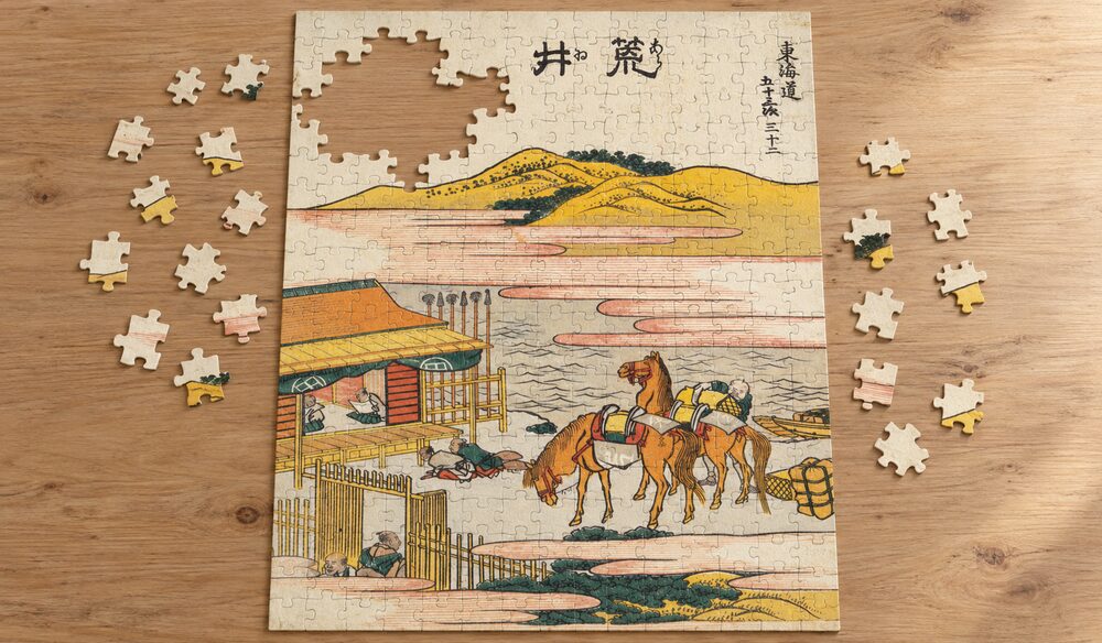 葛飾北斎「東海道五十三次 荒井」を絵柄にした、組み立て途中のジグソーパズルのイメージ