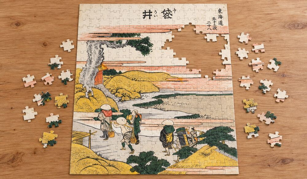 葛飾北斎「東海道五十三次 袋井」を絵柄にした、組み立て途中のジグソーパズルのイメージ