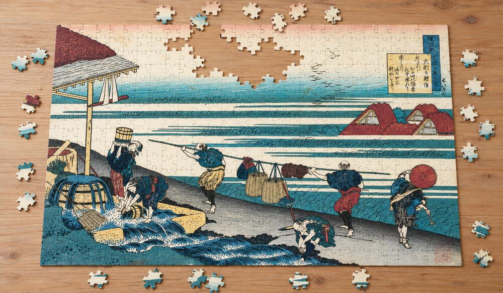葛飾北斎「百人一首う波かえと幾 大納言経信」を絵柄にした、組み立て途中のジグソーパズルのイメージ