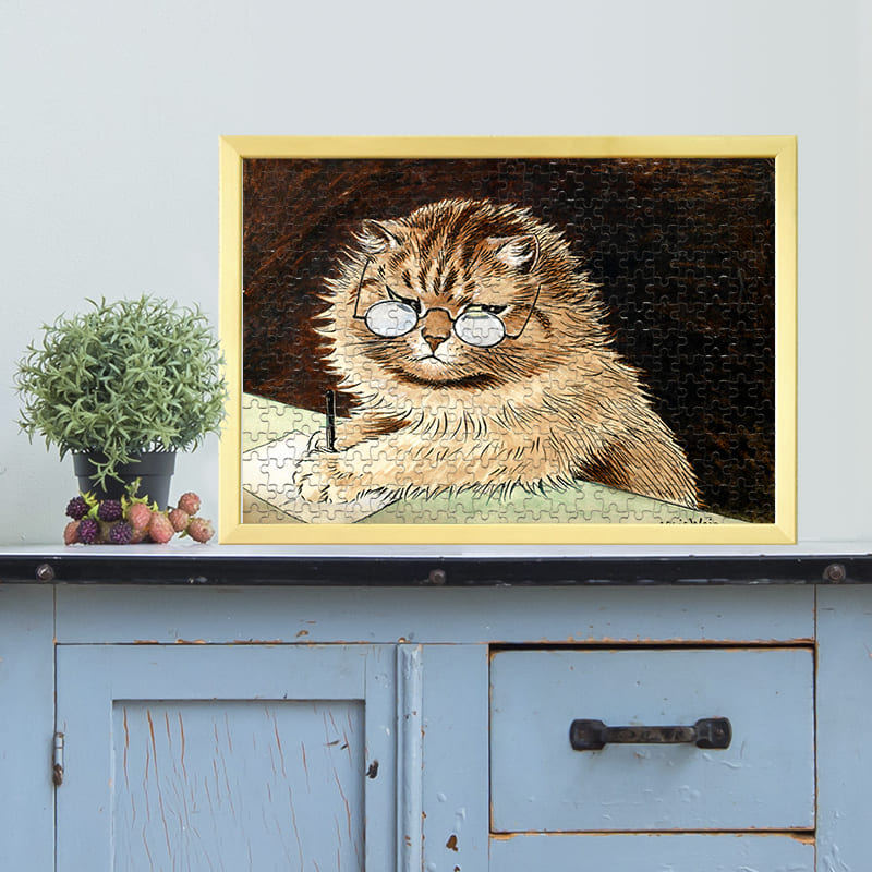 ルイス・ウェイン「メガネをかけて仕事中の猫」のアートパズルをフレームに入れた展示イメージ