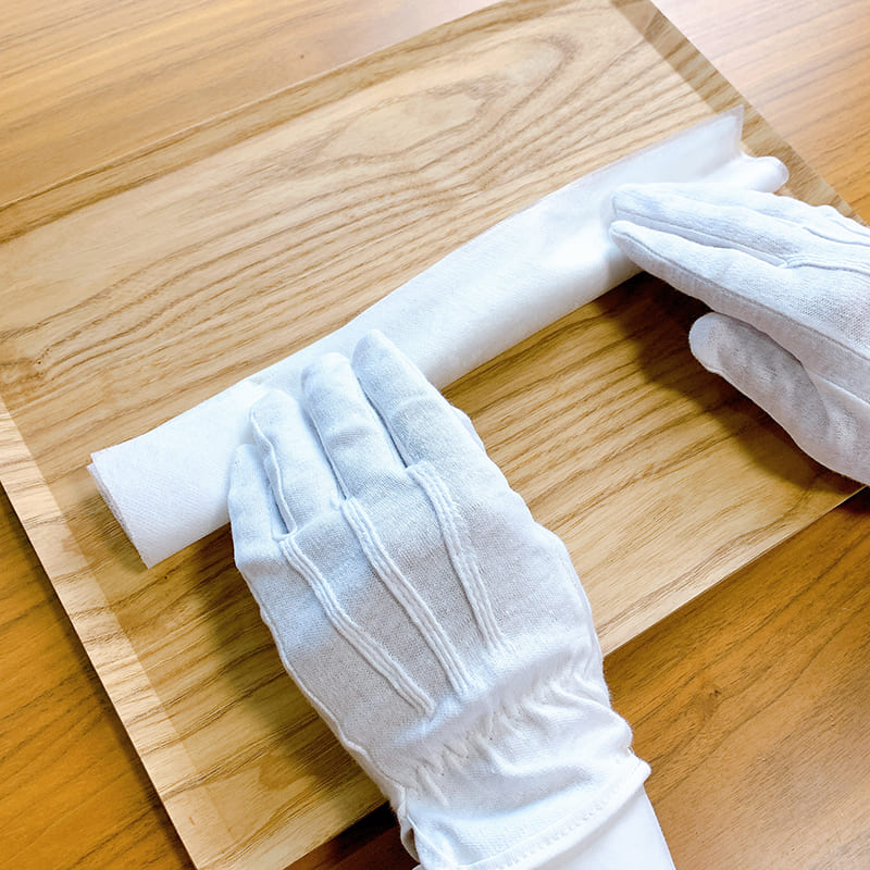 御遺骨を水溶性用紙で包む