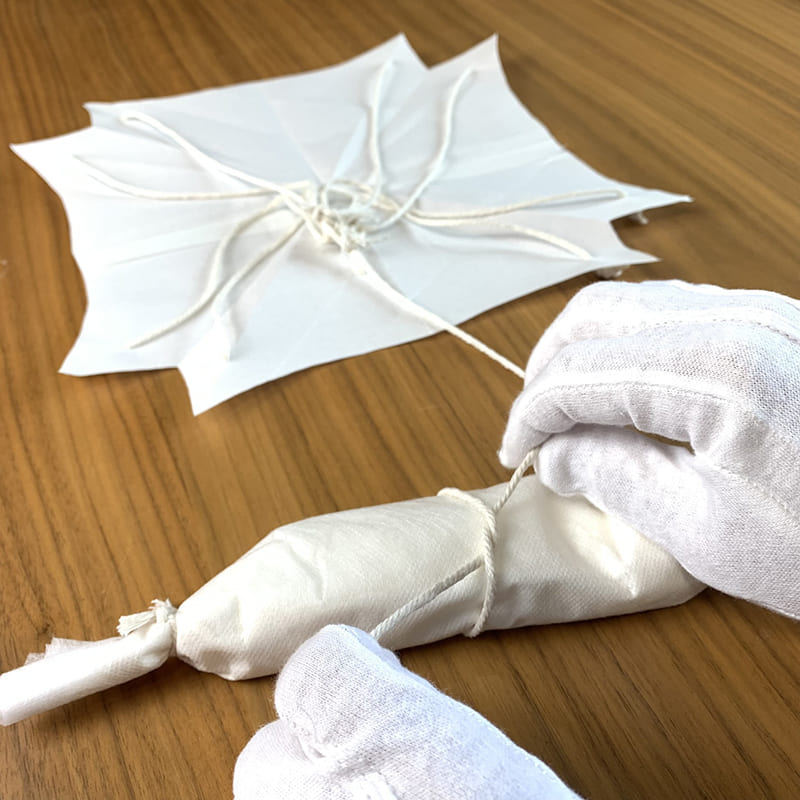 ご遺骨にパラシュートを結びつけ