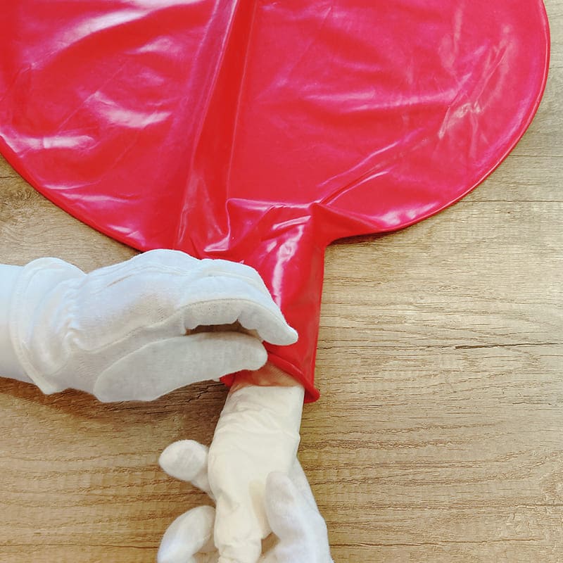 バルーンにご遺骨の詰め込み